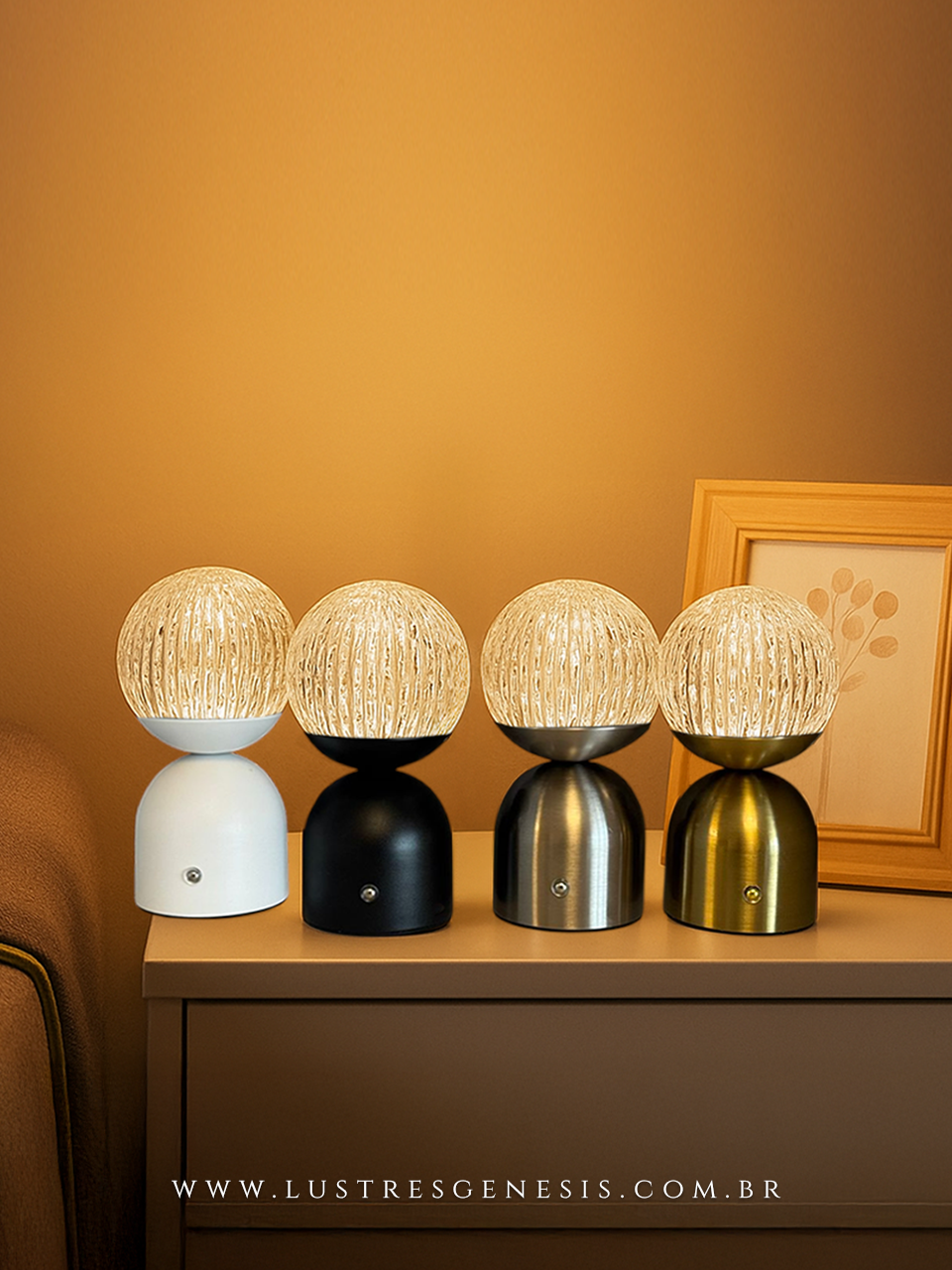 Luminária de bancada, design contemporâneo, com base em metal dourado e globo de cristal transparente.